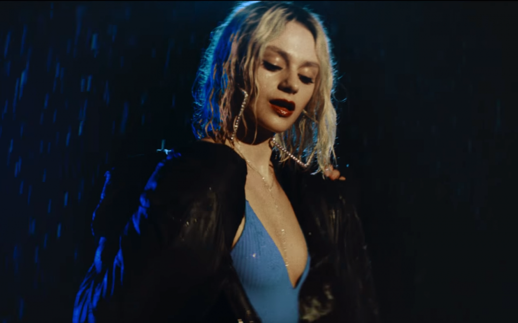 Znalezione obrazy dla zapytania rosalie holding back