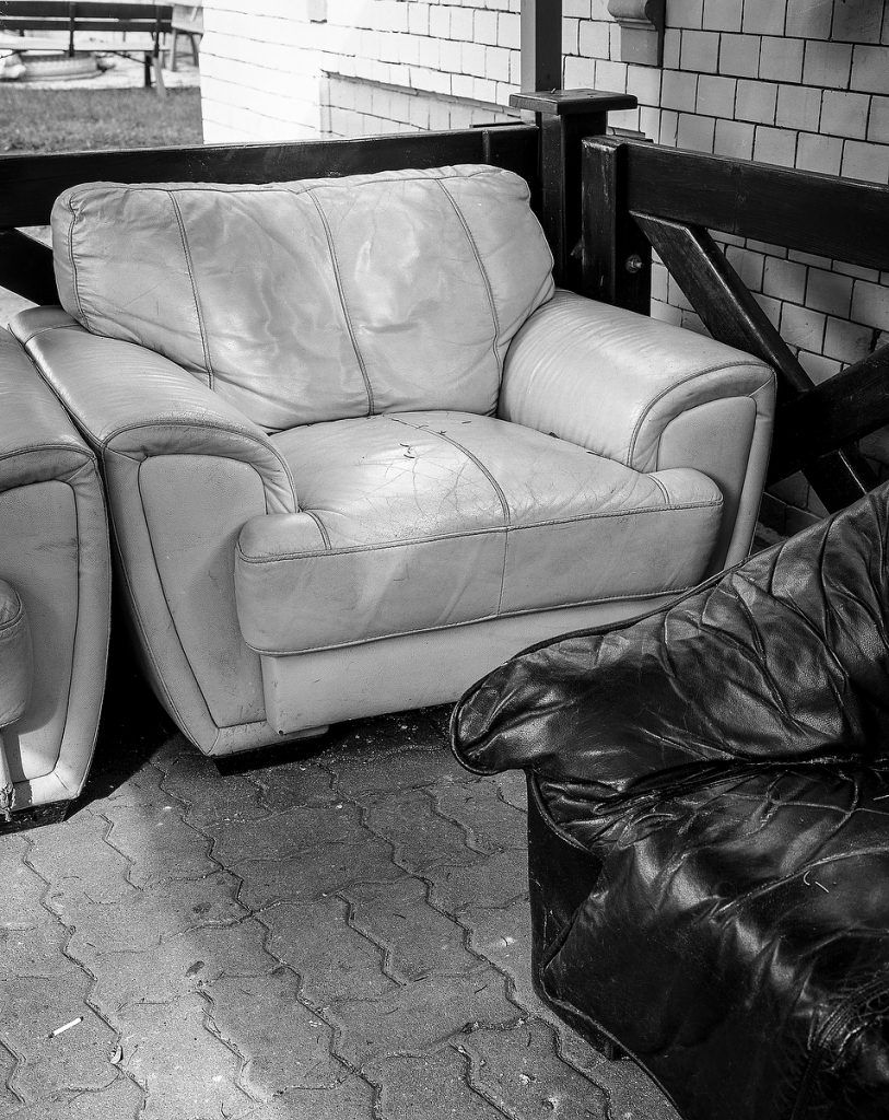 Siedzenia w restarucji Teatralna. Po zakończeniu tańców i zamknięciu lokalu pary przenoszą się na fotele na zewnątrz.