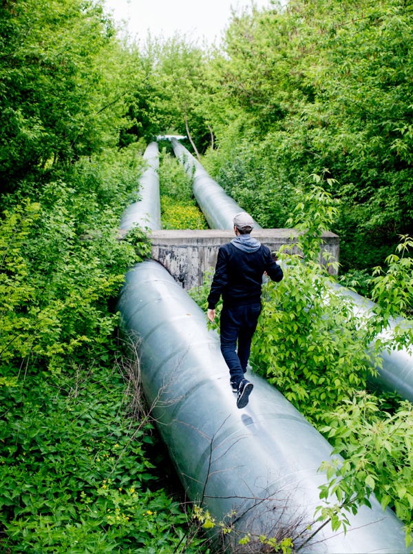 Jan Komasa, po raz pierwszy od 15 lat spaceruje „rurą” łączącą Grochów z Kawęczynem. Lata temu ten dystans pokonywał prawie codziennie.