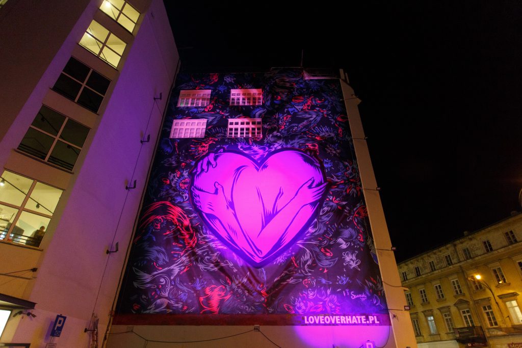 Mural Pawła Swanskiego - Love over hate