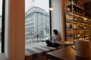 Nowy Coffeedesk w Warszawie zachwyca wnętrzem. Modernizm, bordo i design